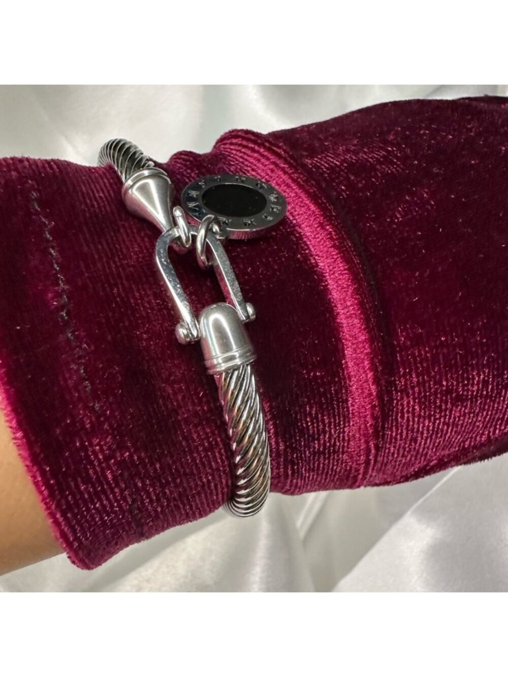 Luxury | high quality | fashionable |Silver Bracelet with Black Charm - Picture 2 of 8